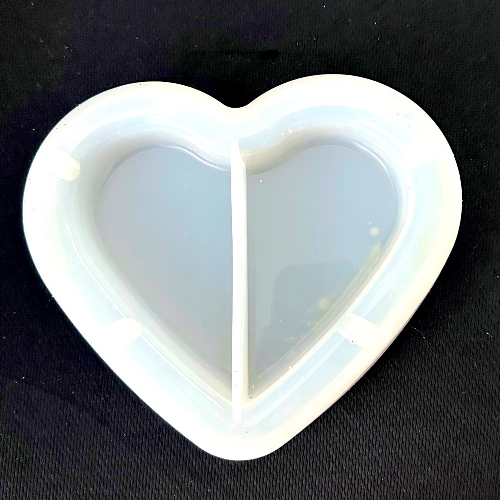 Silicone mold. Heart-shaped large size. Split middle. Can be used on both sides.